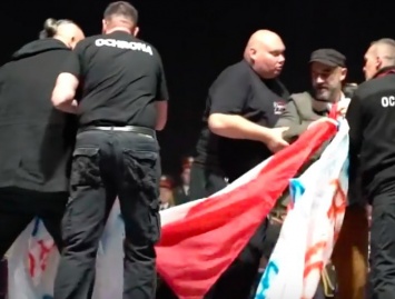 В Польше два активиста с проукраинскими лозунгами прервали концерт ансамбля Александрова
