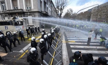В Брюсселе протест "Желтых жилетов" разогнала полиция, сотня задержанных