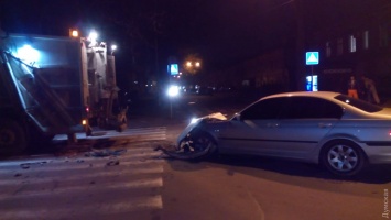 В центре Одессы BMW на еврономерах столкнулась с мусоровозом: "бляховоды" избили рабочего и бросили авто