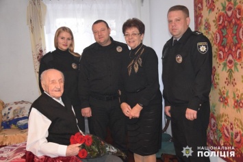 Николаевские полицейские поздравили ветерана МВД со 100-летием