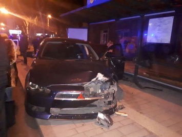 В Мариуполе автомобиль въехал в остановку, есть пострадавшие - полиция