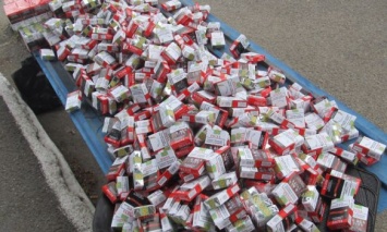 Украинские пограничники задержали две легковушки с 7,5 тыс. пачек контрабандных сигарет