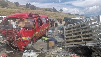 В горах Боливии столкнулись два пассажирских автобуса: 17 человек погибли, 10 пострадали