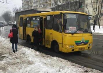 Отличный "сервис": водитель киевской маршрутки справил нужду прямо в салоне