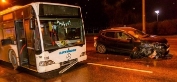 В Днепре на Набережной заводской возле заправки «Юкон» столкнулись автобус с пассажирами, Nissan и Toyota