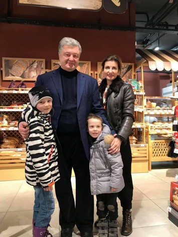 Порошенко вместе с женой фотографировался с чужими детьми в супермаркте. Фото