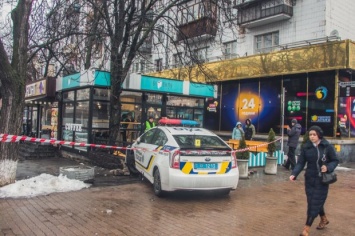 Киевский патруль натворил бед: снес пешехода и врезался кафе