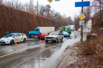 ДТП в Днепре: на дороге столкнулись Mazda и хлебовоз