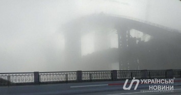 Появились фото, как Киев погрузился в густой туман 10 декабря. Видимость на дорогах - 200 метров