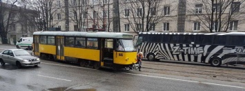 В Днепре на проспекте Мазепы трамвай №11 сошел с рельсов
