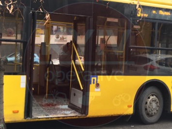 В городском троллейбусе пассажир пробил головой стекло