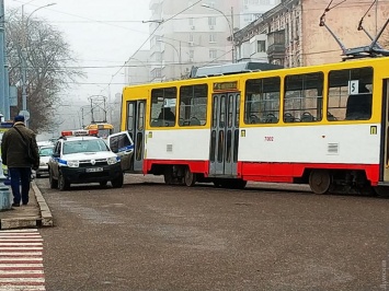 Возле автовокзала трамвай снес дверь автомобиля охранной фирмы