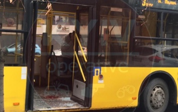 В Киеве пассажир троллейбуса разбил головой стекло, водитель скрылся