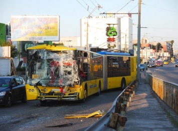 Чудовищное ДТП в Киеве: пробил головой стекло, все в крови, авто влетело в троллейбус