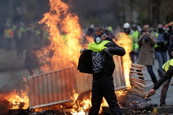 Франция: из-за протестов экономический рост сократится вдвое