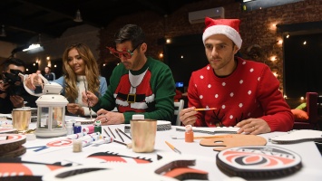 Игроки Шахтера и Фонсека взяли кисти с красками и снялись в новогоднем клипе с двумя Мисс Украина. Фото