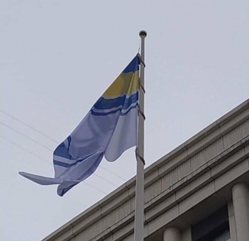 Над Днепром взметнулся флаг в поддержку пленных украинских моряков