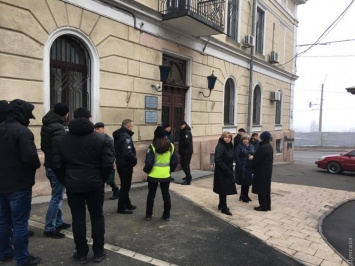 Увольняют сотрудников и рвут документы: в Одессе захватили университет