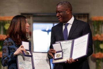 Нобелевскую премию мира вручили в Осло Дени Муквеге и Наде Мурад