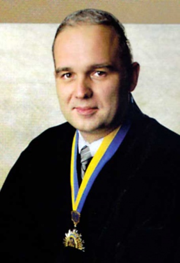 Днепровского судью-беглеца под стражей восстановили в должности