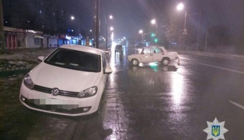 В Харькове пьяный водитель врезался в припаркованную иномарку