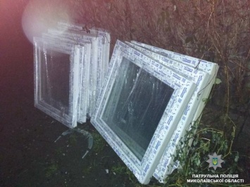 Неизвестные под покровом ночи украли металлопластиковые окна из подъезда