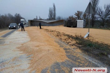 В ДТП под Николаевом попал седельный тягач с кукурузой
