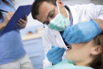 Зубы на полку. В Украине дорожают услуги стоматологов. Средние цены