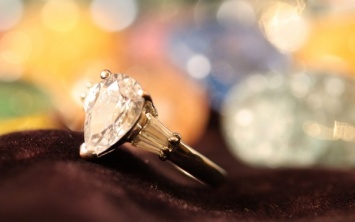Американка нашла кольцо с бриллиантом, смытое в унитаз девять лет назад