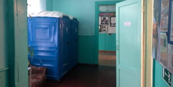 Красноярские чиновники установили в школе "теплые туалеты" и запретили ими пользоваться