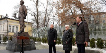 "Настоящему патриоту России": Путин открыл памятник Солженицыну