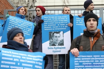 Под Посольством ЕС в Киеве провели акцию в поддержку политузников