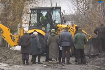 Под Харьковом люди заблокировали строительство водопровода (видео)