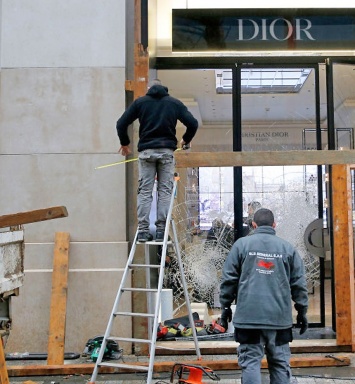 Появились фото разгромленных брендовых бутиков Louis Vuitton и Dior в Париже
