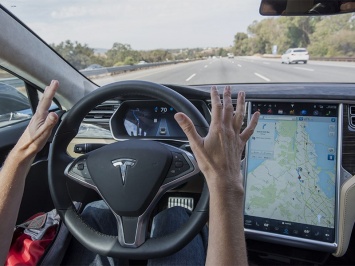 Автопилот Tesla научится распознавать светофоры и знаки