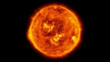 «Колония пришельцев?»: Гигантский стержень шире диаметра Земли показался возле Солнца - уфолог