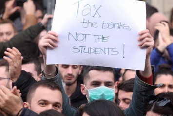 Студенты протестуют против оплаты за учебу