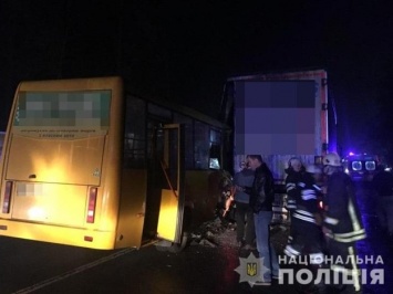 Под Киевом маршрутка с пассажирами врезалась в грузовик: есть погибшие