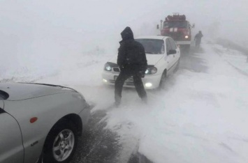 ГСЧС объявила штормовое предупреждение из-за сильных снегопадов