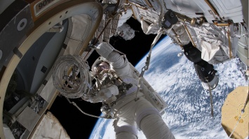Российские космонавты исследовали отверстие в «Союзе-09»