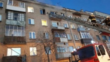 В Новосибирске из горящей квартиры спасли женщину с ребенком