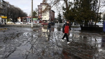 Коммунальщики объяснили причину затопленных в Симферополе тротуаров