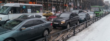 ДТП, пробки и неработающие светофоры: что происходит в Днепре из-за снега