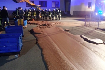 В Германии на дорогу вылилась тонна шоколада