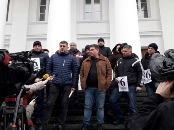 Пришли с табличками по 6: под горсоветом перевозчики устроили протест