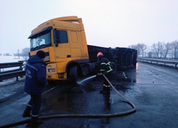 На Одесской трассе перевернулся грузовик с кукурузой, движение ограничено