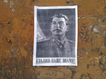 В оккупированном Алчевске появились странные плакаты с Лениным и Сталиным