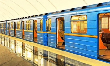 В Киеве на трех станциях метро заработали банкоматы и терминалы самообслуживания