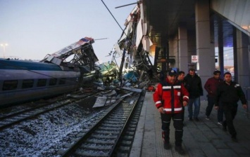 В столице Турции столкнулись два поезда, есть погибшие