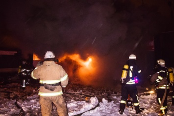 Ночью в Киеве горел строительный рынок "Юность"